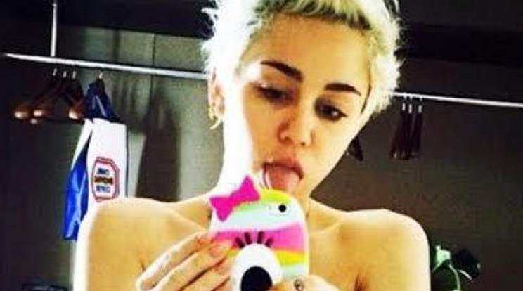 Miley Cyrus már megint pucérkodik