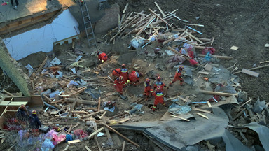 Dramat w Chinach. Ratownicy na mrozie szukają ocalałych po trzęsieniu ziemi