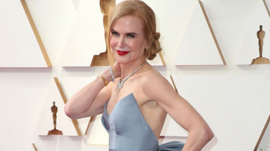 Kreacja Nicole Kidman na oscarowej gali. Góra spokojna, niżej jest coraz ciekawiej...