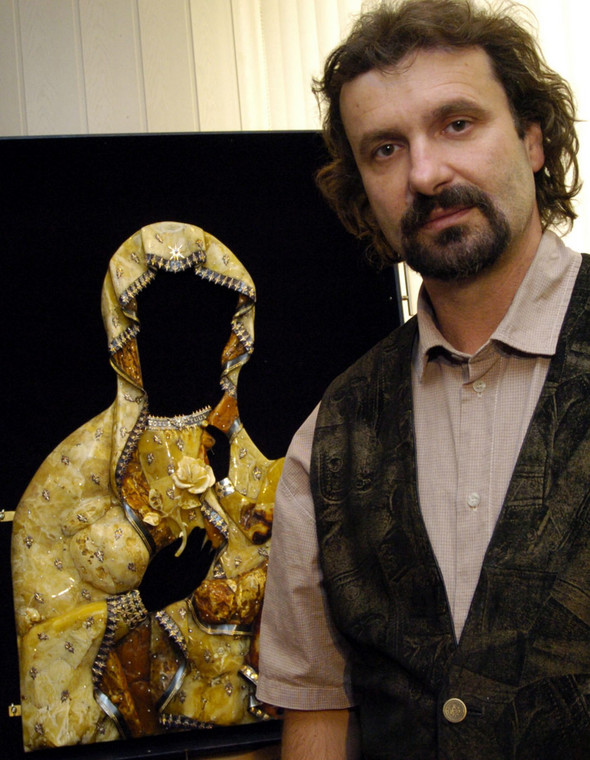 Gdański jubiler Mariusz Drapikowski napisał suknię dla obrazu Matki Boskiej na Jasnej Górze w Częstochowie. Takie suknie pisze się, podobnie jak ikony. Suknia wykonana jest z 30 kg bursztynu i wysadzana brylancikami