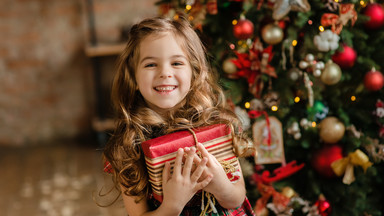 Święty Mikołaj, Trzej Królowie, Befana. Kto i kiedy przynosi dzieciom prezenty?