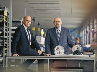 Józef (z prawej) i Leszek Wasiowie w maleńkich Godzikowicach zbudowali największego w Polsce producenta lamp samochodowych 