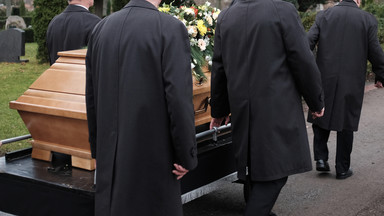 Mężczyzna umarł podczas pogrzebu. Nikt z żałobników go nie znał
