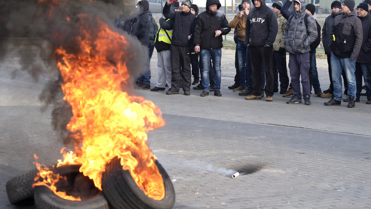 Górnicy z kopalni Krupiński w Suszcu i kopalni Makoszowy w Zabrzu zapowiadają protesty. Na razie będą blokować drogi, ale stawiają ultimatum. – Jeśli nie będzie inicjatywy rządu w tej sprawie, to w przyszłym tygodniu zaostrzymy protest przy wsparciu innych kopalń w regionie – zapowiadają związkowcy, którzy czują się oszukani przez rządzących.