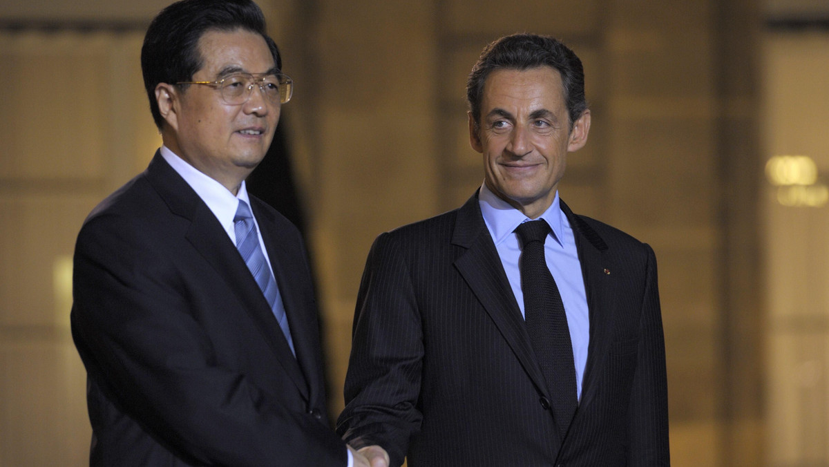 Deszcz kontraktów i geopolityka przykryły kwestię łamania praw człowieka w Chinach - oceniają francuskie media pierwszy dzień wizyty chińskiego prezydenta Hu Jintao we Francji. Podpisane umowy handlowe szacowane są na kwotę od 14 do 16 mld euro.