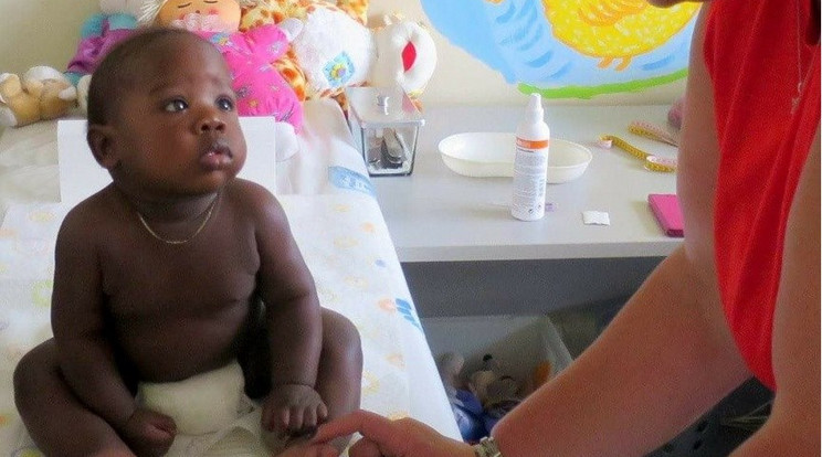 A kongói kisfiú végül egy másik orvostól megkapta a védőoltást / Fotó: Magyar Helsinki Bizottság