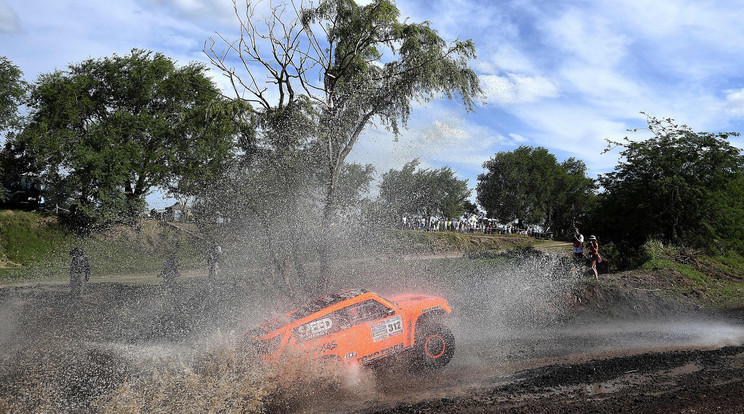 Az amerikai Robby Gordon is szenvedett a rengeteg víz miatt / Fotó: AFP