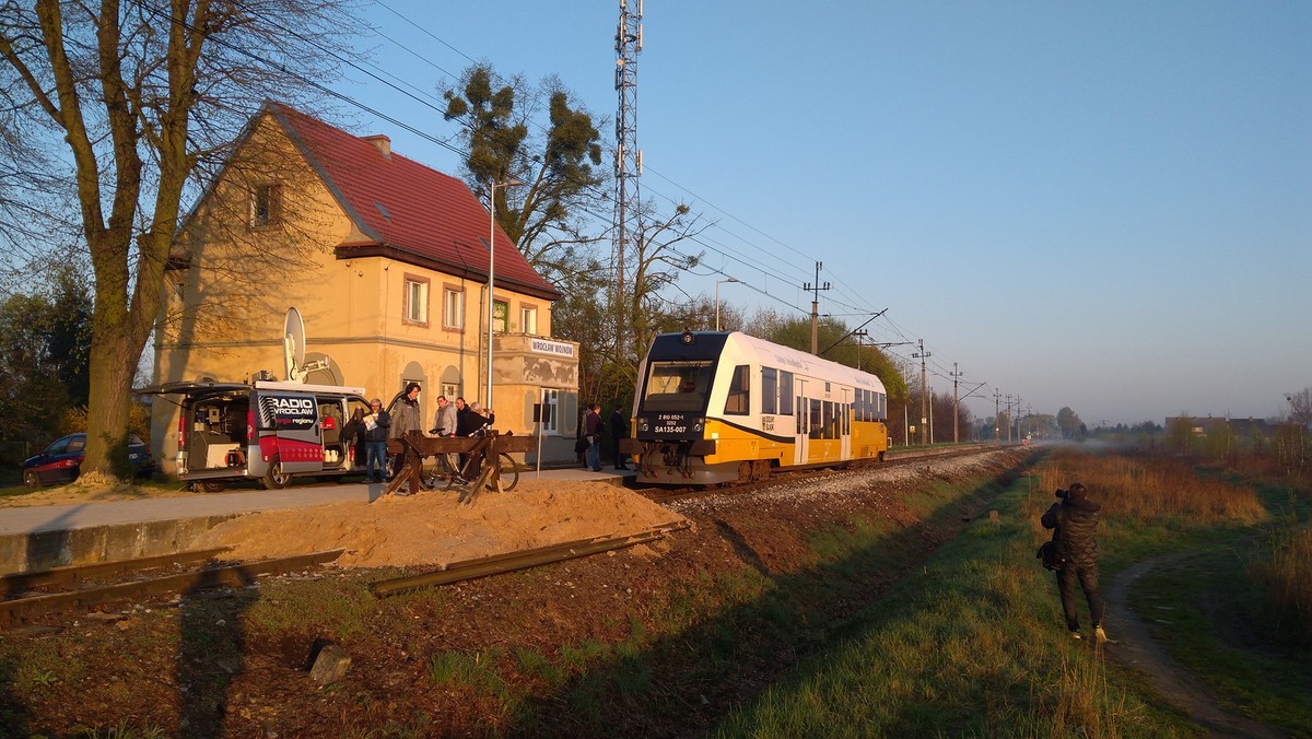 Rano, tuż po godz. 6, ze stacji Wojnów, po 17 latach przerwy odjechał pierwszy pociąg do centrum. W ten sposób ruszyła pilotażowa linia kolei miejskiej. Nowe połączenie kolejowe ma być alternatywą dla mieszkańców Wojnowa, Strachocina, Kowal i Swojczyc, którzy dziś do centrum dojeżdżają głównie samochodami. Przez pierwszy tydzień podróżni na nowej trasie mogą jeździć za darmo.