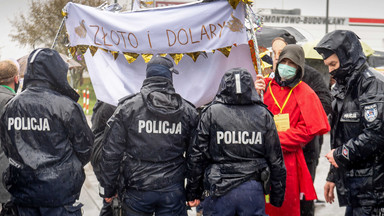 "Chryja pod Radiem Maryja" w strugach deszczu i z obostrzeniami epidemicznymi