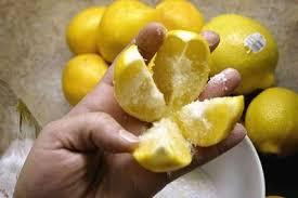 Vágj négybe egy citromot, tegyél rá sót és helyezd el a konyhában. Nem fogod elhinni, mi történik...