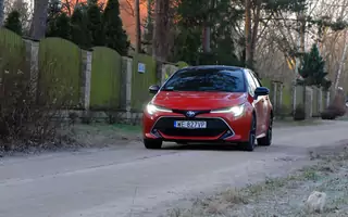 Corolla 2.0 Hybrid i Passat GTE: dwa pomysły na napęd hybrydowy