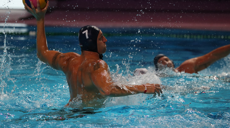Kiss az olimpiai bajnok társaival a Duna Arénában rendezett Vizesgálán is medencébe ugrott /Fotó: Isza Ferenc