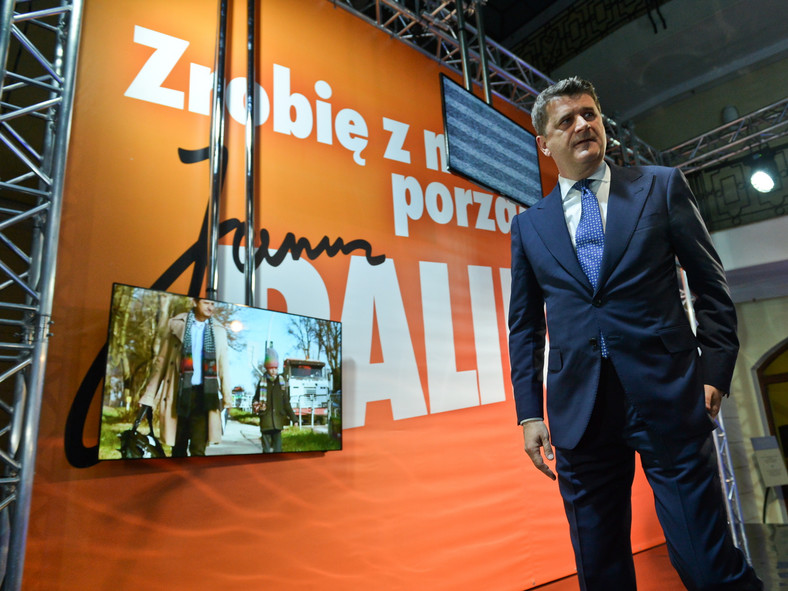 Janusz Palikot w swoim sztabie podczas wieczoru wyborczego w Warszawie