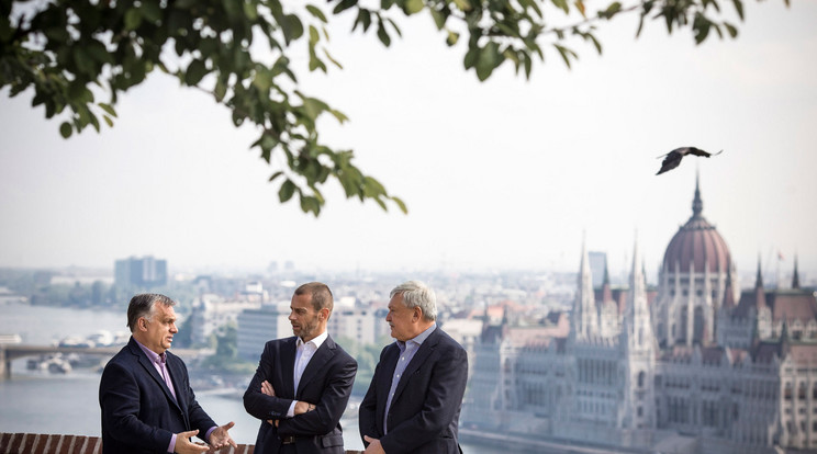 Orbán Viktor kormányfő, Aleksander Ceferin, az Európai Labdarúgó-szövetség, az UEFA elnöke és Csányi Sándor, a Magyar Labdarúgó Szövetség (MLSZ) elnöke beszélget a Karmelita kolostor teraszán 2019. május 18-án. / Fotó: MTI/Miniszterelnöki Sajtóiroda/Szecsődi Balázs