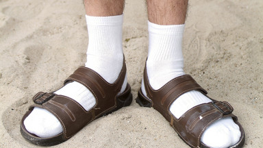 Śmieszą cię skarpetki noszone do sandałów? To jest teraz modne!