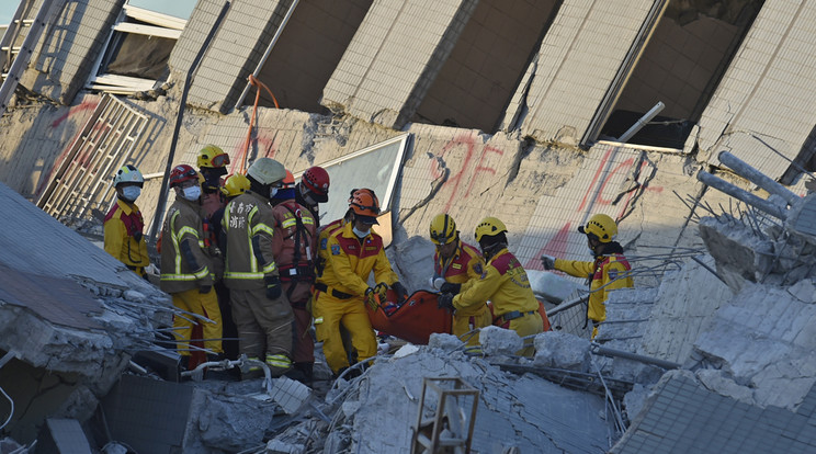 Konzervdobozokat építettek
az összedőlt toronyházba / Fotó: AFP
