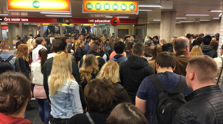 Sok jó ember nagy helyen: rengetegen várnak a metróra a Puskás Ferenc stadionnál /Fotó: Blikk