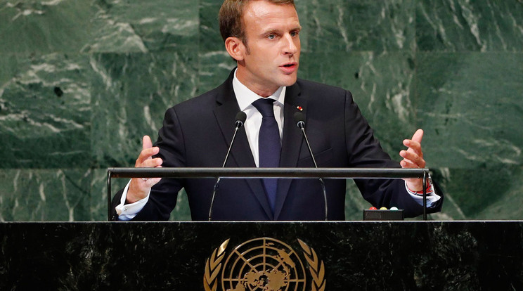 Macron elnöknek bemutattak / MTI/EPA/Justin Lane