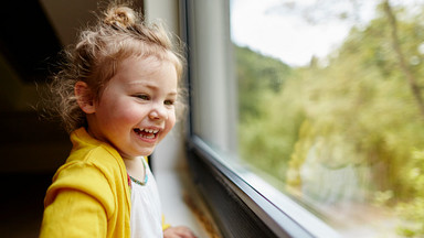 Zabezpieczenie okna przed dzieckiem – dlaczego jest ważne?