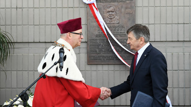 W Gdańsku odsłonięto tablicę Lecha Kaczyńskiego. Kwiaty złożyła jego córka