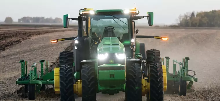 Autonomiczny traktor John Deere pracuje sam. Rolnik "ma wolne"