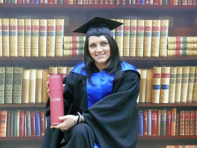 Ima diplomu ekonomiste, ali radije drži volan u rukama