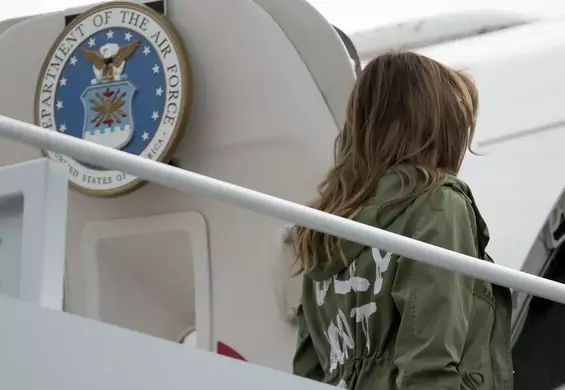 Na spotkanie z dziećmi imigrantów założyła kurtkę z napisem "I really don't care". Melania Trump w ogniu krytyki