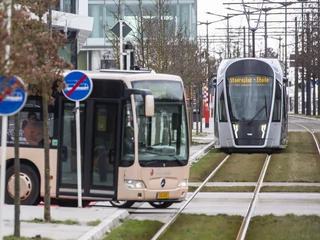 Autobus i tramwaj na ulicy w mieście Luksemburg