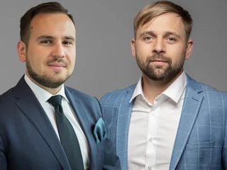 Od lewej: Bartosz Radkowiak, CEO firmy ESCOlight oraz Arturs Peha, CSO biznesu lingwistycznego Skrivanek