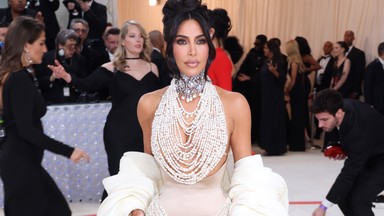 Kendall Jenner i jej nogi do nieba na Met Gali 2023. Kim Kardashian ledwo się poruszała