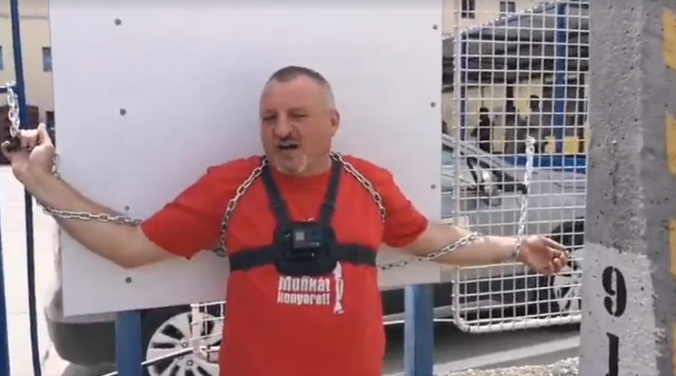 Komjáthi Imre MSZP-alelnök élő videóban mutatta meg, hogy hozzáláncolta magát a gyár kerítéséhez / Fotó:Facebook