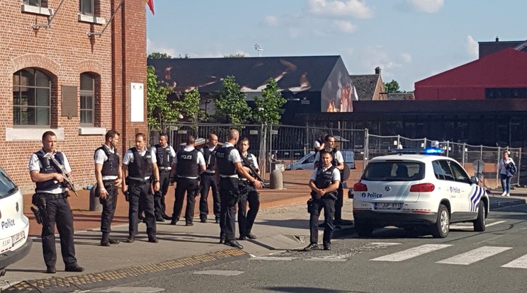 Charleroi városában a rendőrség előtt támadtak rá a rendőrnőkre /Fotó:AFP