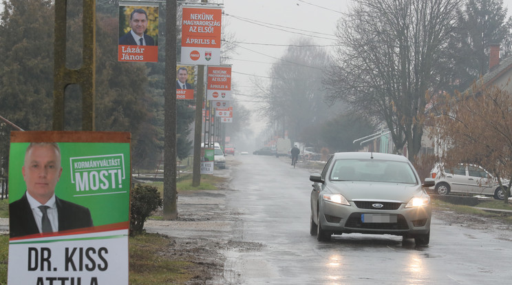 Május 8-a 16 óra a plakátok eltüntetésének határideje /Fotó: Weber Zsolt