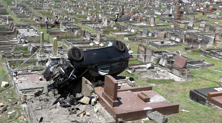 A kocsi több sírkövet is ripityára tört, mire megállt /Fo­tó: AFP