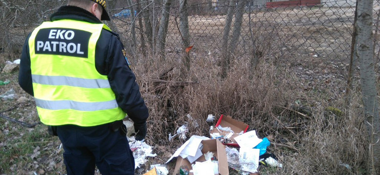 Strażnicy miejscy na Dębcu odkryli wysypisko odpadów medycznych