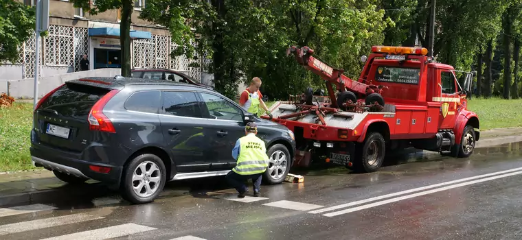 Od 2024 r. kierowcy płacą więcej za odholowanie pojazdu i postój na parkingu strzeżonym