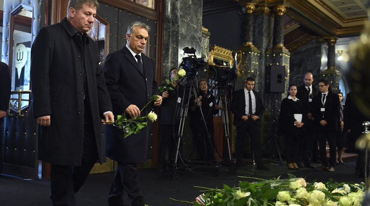 Orbán Viktor miniszterelnök és Prőhle Gergely, az Emberi Erőforrások Minisztériumának fejet hajt Kocsis Zoltán ravatala előtt /Fotó: MTI - Koszticsák Szilárd