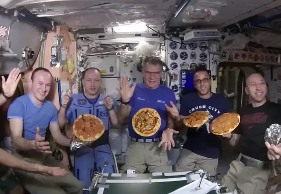 Pizza party w kosmosie. Astronauci bawią się lewitującymi plackami