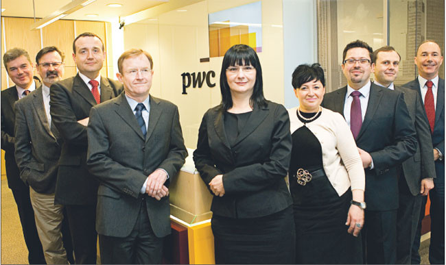 PwC. Od lewej: Mariusz Ignatowicz, Keith Sinclair, Marek Perkowski, Mike Ahern, Iwona Smith, Katarzyna Czarnecka-Żochowska, Tomasz Barańczyk, Hubert Jądrzyk, Camiel van der Meij