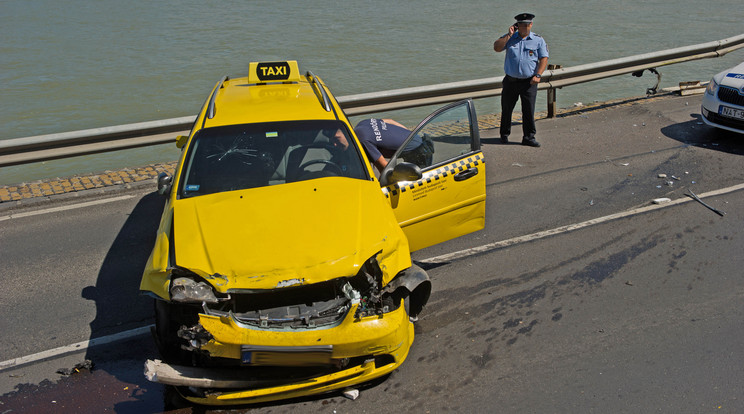 Padlógázzal menekülő taxit üldöztek a rendőrök Budapesten