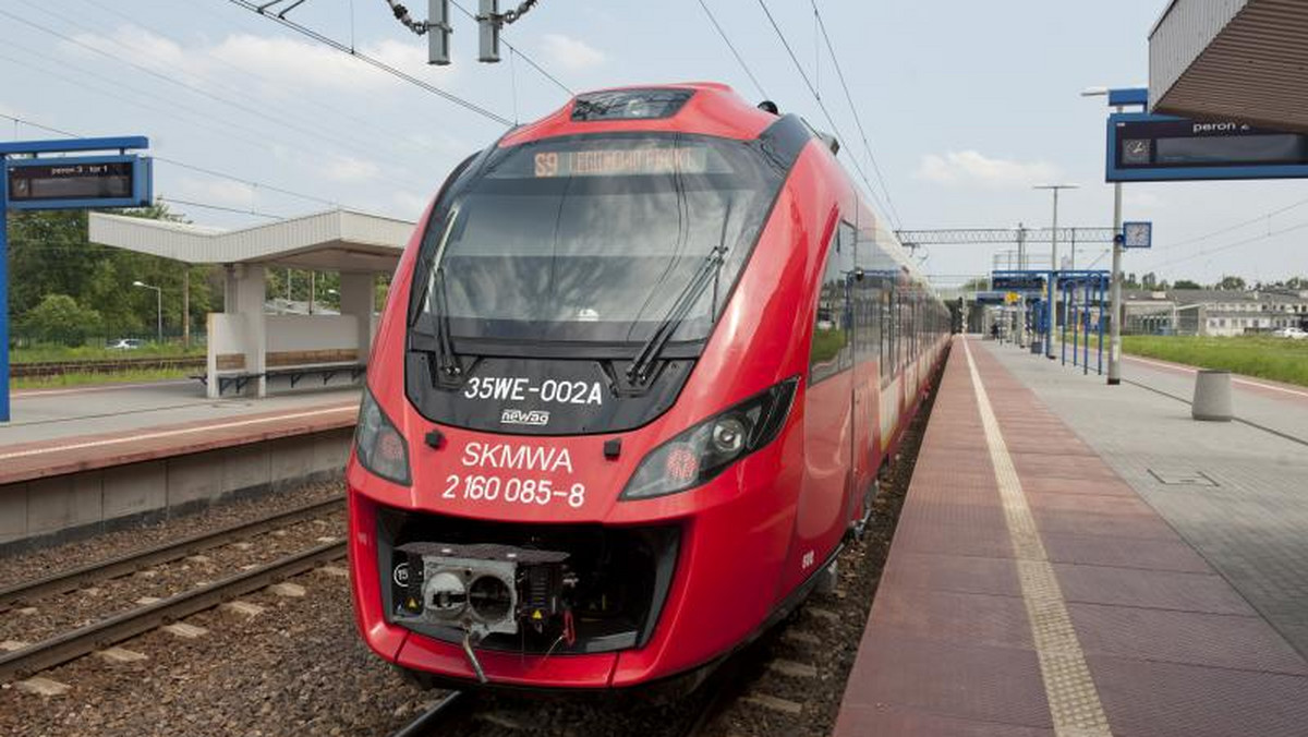 Uwaga pasażerowie Szybkiej Kolei Miejskiej! Od 1 września szykują się utrudnienia na linii S1. Od połowy tego miesiąca - również na linii S9. Powód? Kolejne etapy prac modernizacyjnych na liniach kolejowych w rejonie Warszawy.