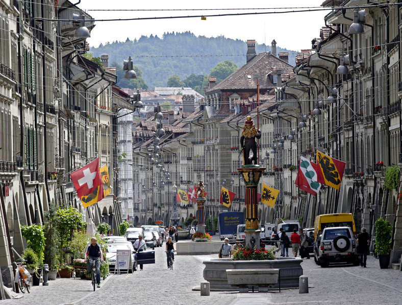 W stolicy Szwajcarii Bernie mieszkają prawie 124 tys. osób, czyli tyle co w Gorzowie Wlkp. Berno jest czwartym co do wielkości miastem w Szwajcarii.