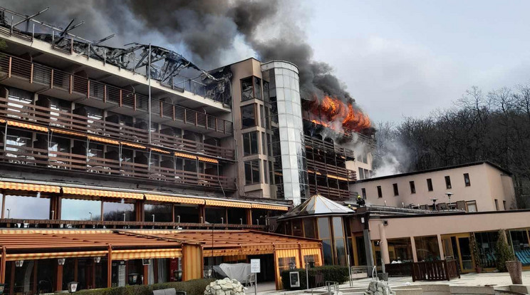Lángokban áll a visegrádi Hotel Silvanus / Fotó: Blikk
