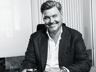 Krzysztof Krawczyk, jest szefem warszawskiej filii globalnego funduszu private equity CVC Capital Partners. Ma ponad 18-letnie doświadczenie w tym sektorze na rynku Europy Środkowej i Wschodniej. Przed dołączeniem do CVC był partnerem zarządzającym w funduszu private equity Innova Capital. Zdobywał też doświadczenie w Pioneer Investment oraz w Daiwa Institute of Research. Jest wiceprezesem oraz skarbnikiem Polskiego Stowarzyszenia Inwestorów Kapitałowych.