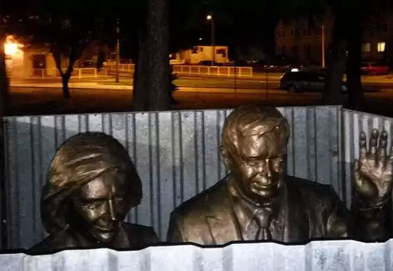 Jedyny taki pomnik Lecha i Marii Kaczyńskich. Każdej nocy jest chowany przed przechodniami