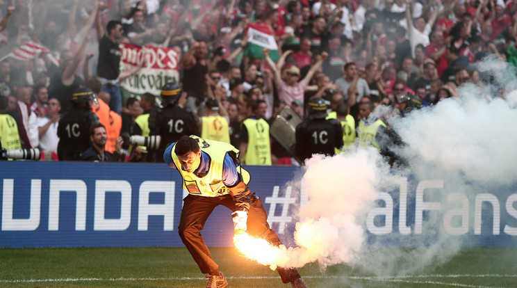 A szurkolók az Izland elleni csoportmeccse is tiltott pirotechnikai eszközöket vittek be a stadionba /Fotó: AFP