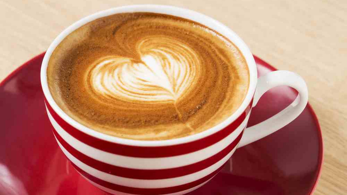 Latte Art - tak nazywa się sztuka dekorowania piany z mleka w filiżance cappuccino. We Włoszech jest coraz więcej mistrzów potrafiących "narysować" prawdziwe arcydzieła. Nie wystarczy w barze podawać dobrą kawę; dodatkowo musi ona cieszyć wzrok i zaskoczyć.