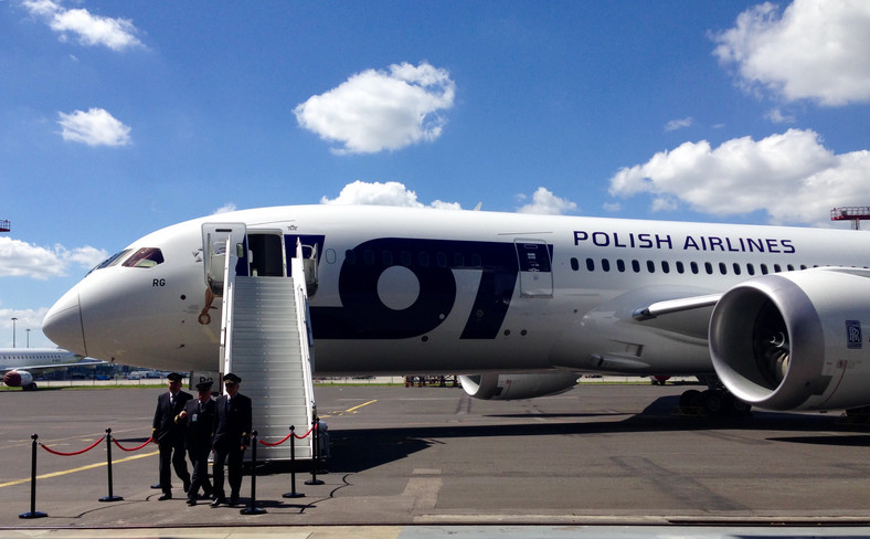 Dreamliner LOT-u na płycie lotniska wraz z załogą. Warszawa, 11.06.2017