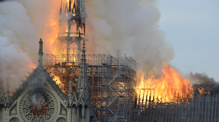 A megbízott vállalatok, egy 250 tonnás állványt, és egy felvonót is építettek a 300 méteres torony köré  /Fotó: Getty Images, Puzzlepix