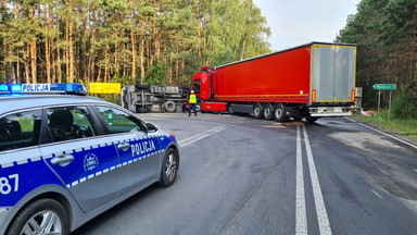 Zderzenie dwóch ciężarówek w Łódzkiem na drodze wojewódzkiej nr 484 
